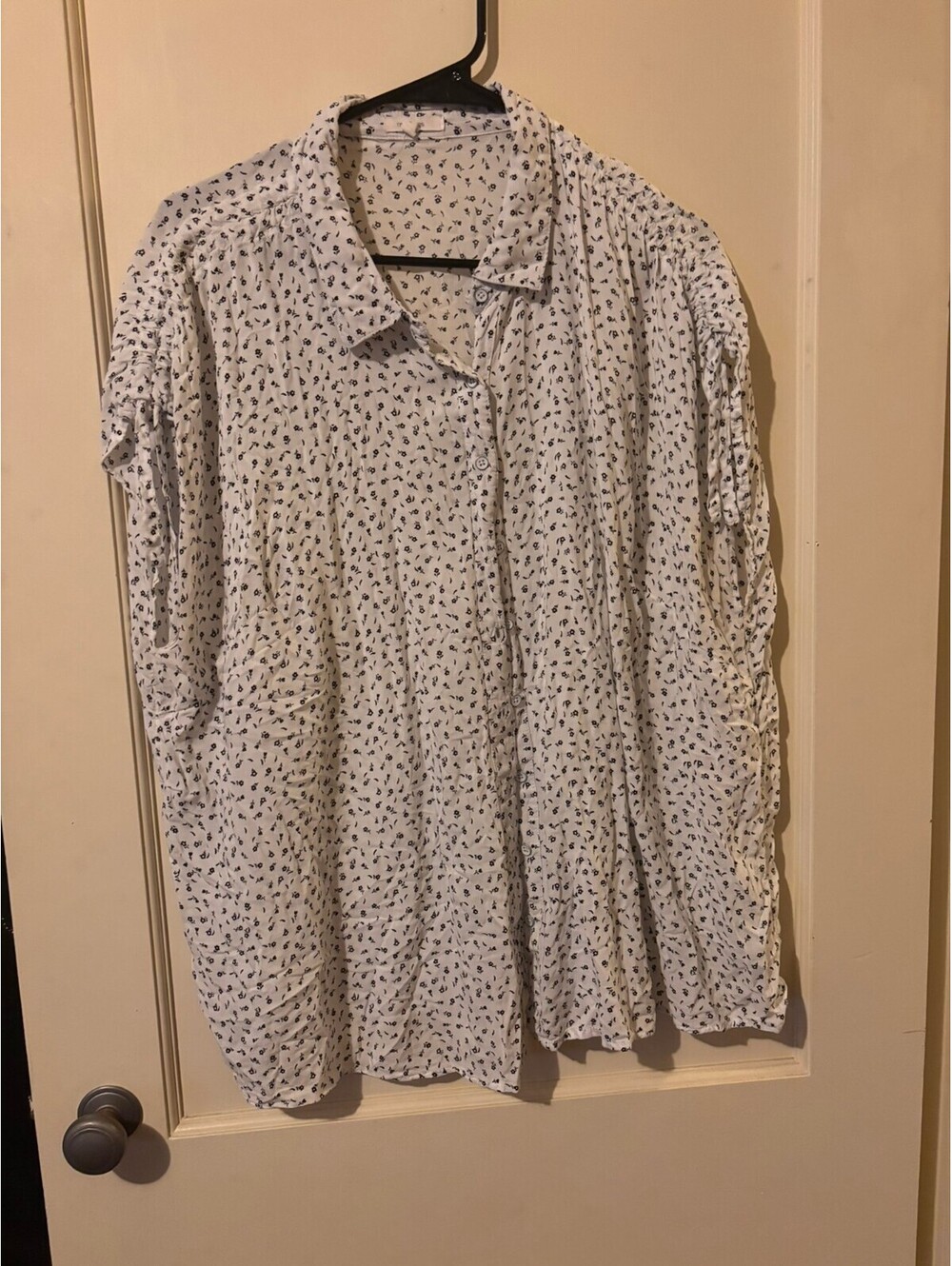 Maurices White Floral Button-Up Blouse Size 3